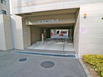 駐車場出入り口(ロボットゲート付き)