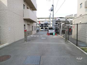 駐車場出入り口(ロボットゲート付き)