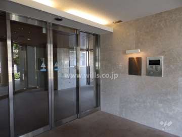 エントランスはオートロック付きです。