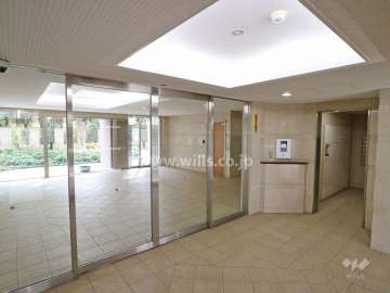 エントランスはオートロック付きです。