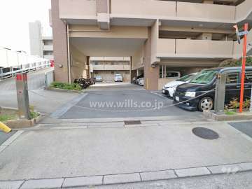 駐車場出入り口(ロボットゲート付き)