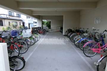 屋内に設けられた駐輪場