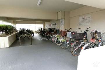 屋内に設けられた駐輪場