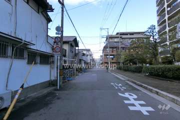 敷地西側の前面道路