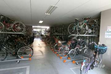 屋内に設けられた駐輪場