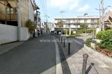 敷地西側の前面道路