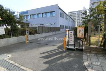 駐車場出入り口（ロボットゲート付き）