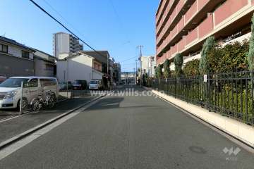 敷地南側の前面道路