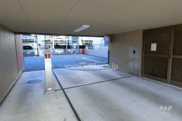 駐車場出入り口（ロボットゲート付き）