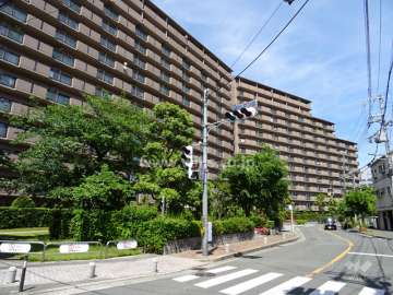 セントポリア北大阪ヴィゾン壱番館の外観（南西側から）