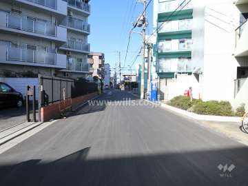 敷地東側の前面道路