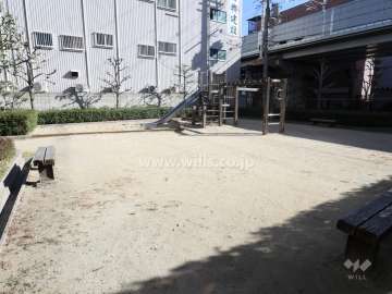 敷地に隣接する小さな公園