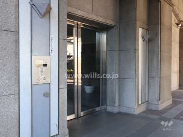 エントランスはオートロック付きです。