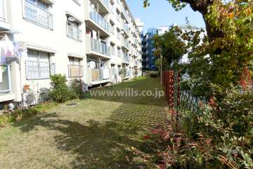 敷地に隣接する小さな公園