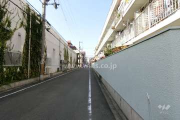 敷地南側の前面道路