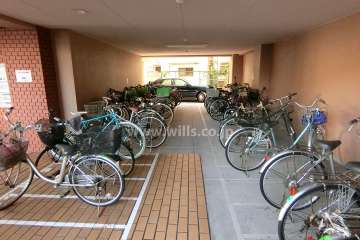 屋内に設けられた駐輪場