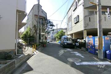 敷地西側の前面道路