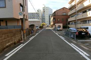 敷地南側の前面道路