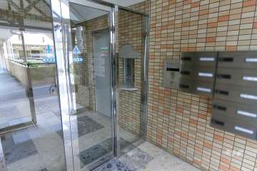 エントランスはオートロック付きです。