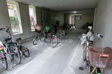 屋内に設けられた駐輪場