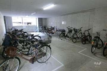 屋内に設けられた駐輪場
