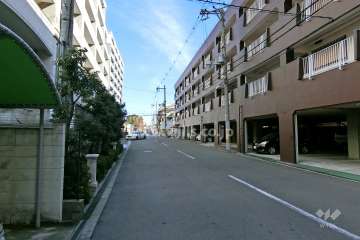 敷地南側の前面道路