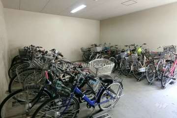 屋内に設けられた駐輪場