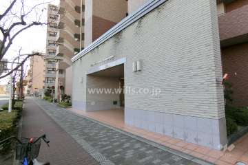 エントランスと前面道路