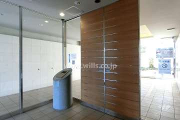 エントランスはオートロック付きです。