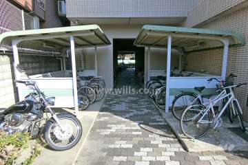 駐輪場とバイク置き場