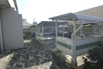 駐輪場とバイク置き場