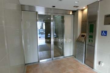 エントランスはオートロック付きです。