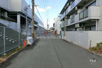 敷地西側の前面道路