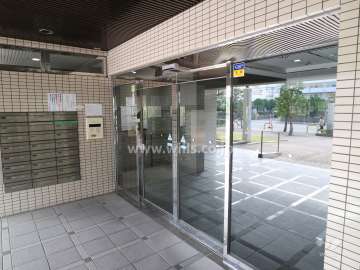 エントランスはオートロック付きです。