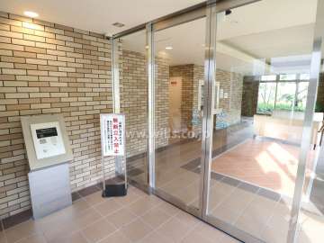 エントランスはオートロック付きです。