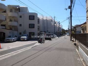 敷地北側の通り。周辺は静かな住宅地です。