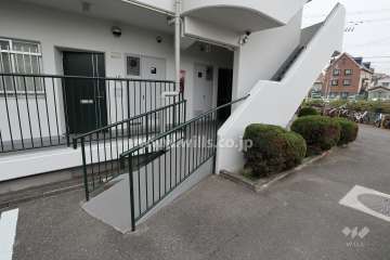 駐車スペースから棟内への通用口