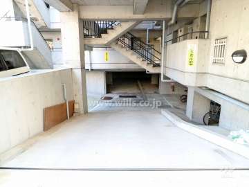 地階にある駐車場へのアプローチ
