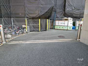 駐車場出入り口(ロボットゲート付き)