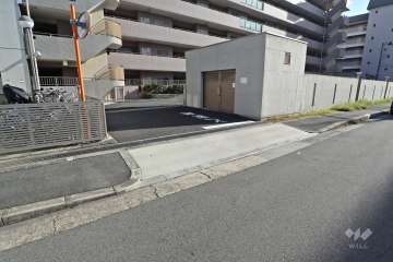 駐車場の出入り口（ロボットゲート付き）