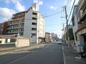 敷地西側の前面道路