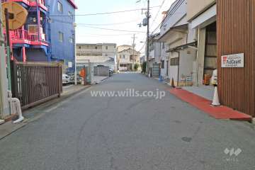 敷地南西側の前面道路（北西側から）