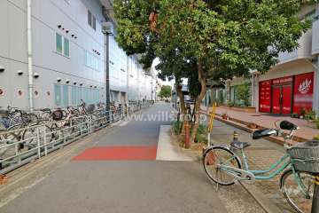 敷地北西側の前面道路（南西側から）