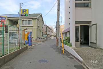 敷地北西側の前面道路（南西側から）