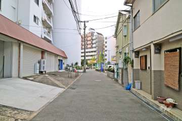 敷地北西側の前面道路（北東側から）