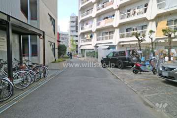 敷地南側の前面道路（東側から）