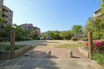 敷地西側には『山本西第２公園』があります。