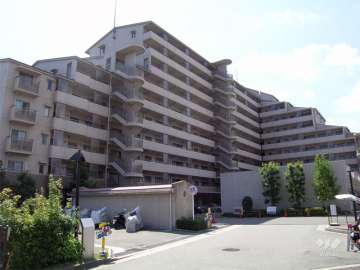 ラヴェール宝塚2号棟の外観（北東側から）