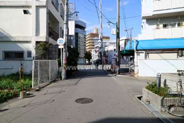 敷地南西側の前面道路（南東側から）