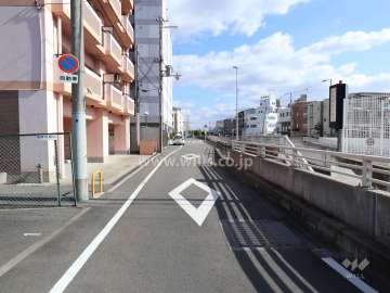 敷地南側の前面道路(西側から)